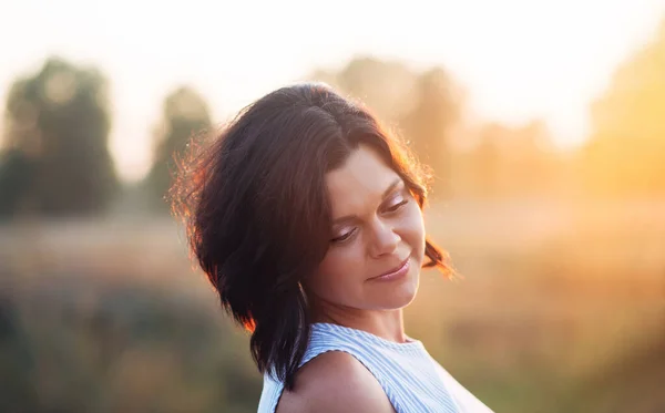 Portret Van Een Vrolijke Vrouw Het Park Bij Zonsondergang Met — Stockfoto