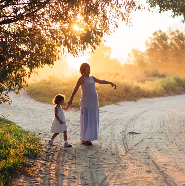Вагітна Жінка Дочка Парку Заході Сонця Щаслива Сім — стокове фото