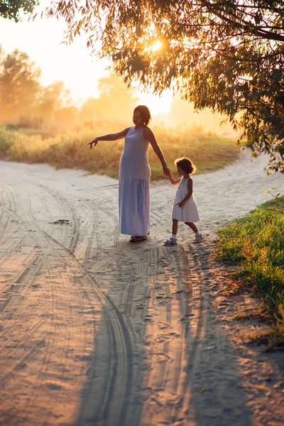 Gravid Kvinna Och Hennes Dotter Parken Vid Solnedgången Lycklig Familj — Stockfoto