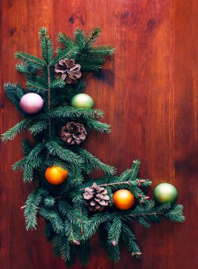 Noel arkaplanı, yeşil çam dalları, şenlik arka planı. Sınır ve kopyalama alanı ile yaratıcı bileşim. Ampullerden gelen bokeh ışıklarıyla Noel süslemesi