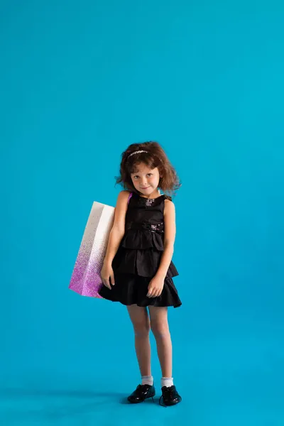 Χαριτωμένο Χαρούμενο Κορίτσι Μαύρο Φόρεμα Χάρτινες Σακούλες Για Ψώνια Μπλε — Φωτογραφία Αρχείου