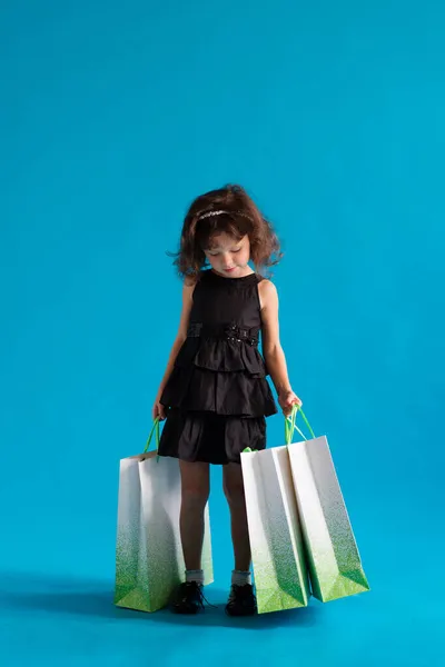Χαριτωμένο Χαρούμενο Κορίτσι Μαύρο Φόρεμα Χάρτινες Σακούλες Για Ψώνια Μπλε — Φωτογραφία Αρχείου