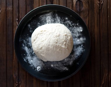 Hamuru özel bir sepette toplama süreci. Hamur, doğal ekşi mayadan yapılır. Buğday hamuru. Mayalanma. Üst görünüm.