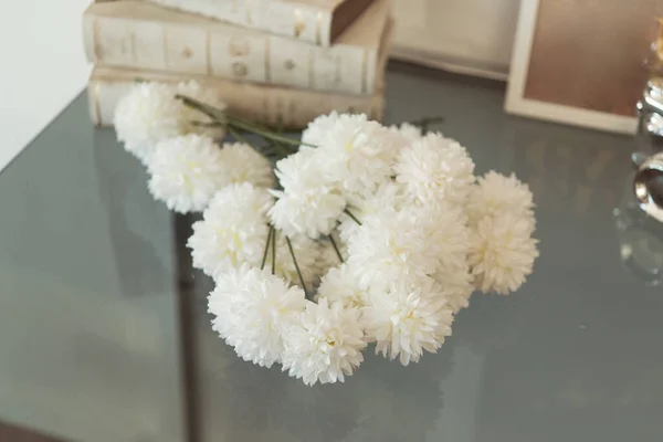 Μπουκέτο Από Λεπτά Λευκά Λουλούδια Ένα Γυάλινο Τραπέζι Εσωτερικό — Φωτογραφία Αρχείου