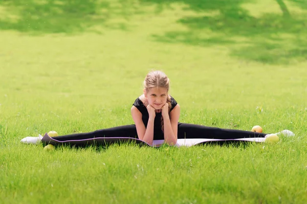 Slank Meisje Een Zwart Gymnastiek Uniform Voert Gymnastische Oefeningen Pilates — Stockfoto