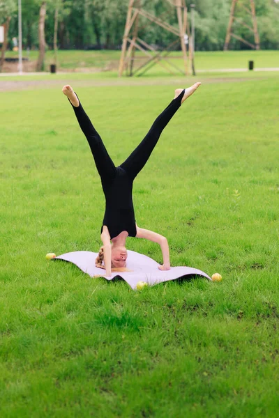 Slank Meisje Een Zwart Gymnastiek Uniform Voert Gymnastische Oefeningen Pilates — Stockfoto