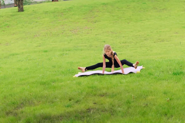 Slank Meisje Een Zwart Gymnastiek Uniform Voert Gymnastische Oefeningen Pilates — Stockfoto