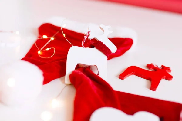 Decoração Ano Novo Veados Gorros Vermelhos Papai Noel — Fotografia de Stock
