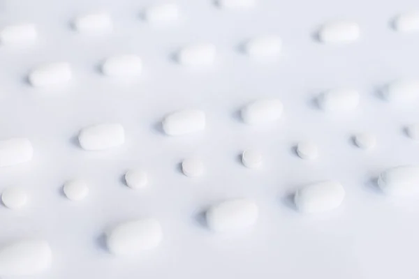 Білі Таблетки Білому Тлі Довгі Круглі Таблетки Крупним Планом Охорона — стокове фото