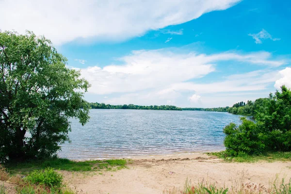 Belo Dia Sol Vista Para Margem Rio Cenário Céu Azul — Fotografia de Stock