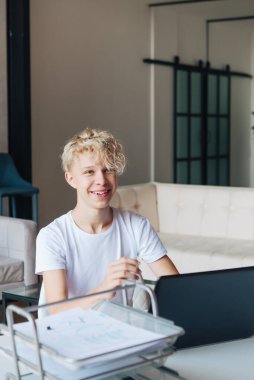 Genç kız dizüstü bilgisayarda çalışıyor. Ev ödevi. Uzak okul.