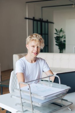 Genç kız dizüstü bilgisayarda çalışıyor. Ev ödevi. Uzak okul.