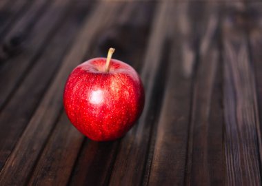 Ahşap arkaplanda kırmızı elma