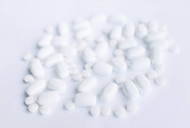 Beyaz zemin üzerine hap. Tıbbi bakım ve tedavi