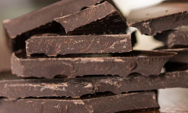 Trozos Rotos Chocolate Negro Sobre Fondo Marrón Madera — Foto de Stock