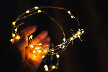 Noel arkaplanı, yeşil çam dalları, şenlik arka planı. Sınır ve kopyalama alanı ile yaratıcı bileşim. Ampullerden gelen bokeh ışıklarıyla Noel süslemesi