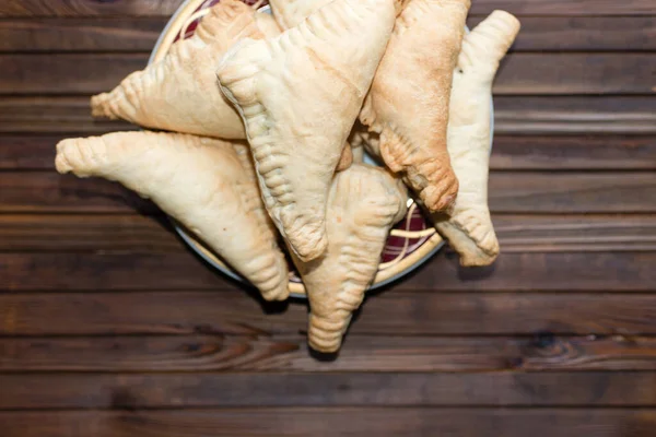 Bäckerei Blätterteigdreiecke Mit Süßer Und Herzhafter Füllung Einem Teller Auf — Stockfoto