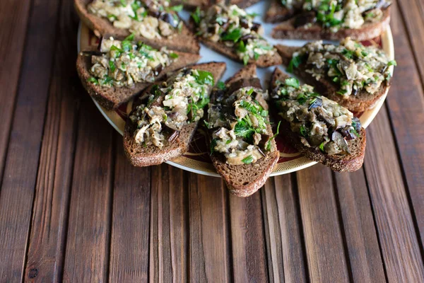 Canapes Eggplant Cheese Herbs Rye Bread Plate Wooden Background — Stock Photo, Image