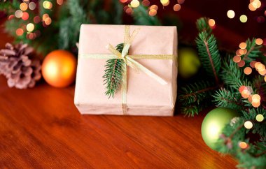 Noel ağacı ve Noel süslemeleri.