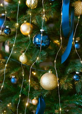 Noel ağacı ve Noel süslemeleri.
