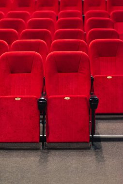 Kırmızı kadife koltuklu boş bir sinema odası. Boş sinema.