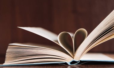 Yükseltilmiş sayfaları olan açık bir kitap. Bilginin ve bilgeliğin gücü. Metnin için yer.