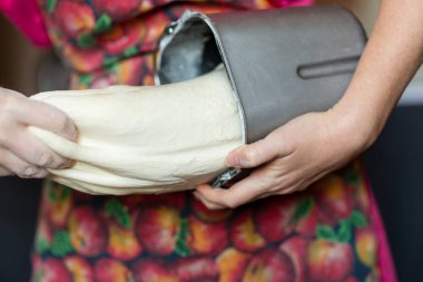 Kadın eli para kazanıyor. Hamur yoğurma işlemi. Hamur, doğal ekşi hamura dayanır. Buğday hamuru. Fermantasyon.