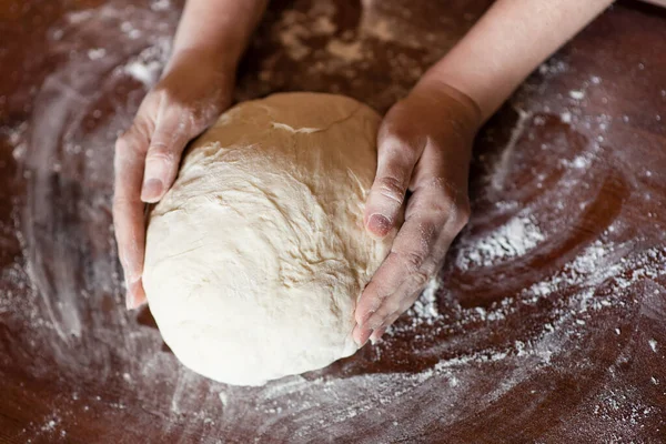 Kvinnliga Händer Tjänar Pengar Tuff Knådningsprocess Deg Baserad Naturlig Surdeg — Stockfoto