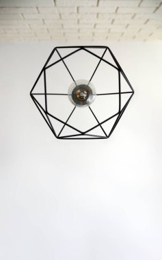 Tavan aydınlatma, lamba ve geometrik çerçeve..