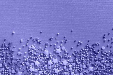 Çok Peri minimalist arka plan rengi. Kartpostal, harika dekorlu şenlikli katı renk arkaplanı. Metin için kopyalama alanı olan kart.