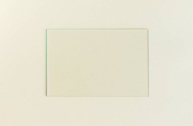 Sade bir arkaplanda boş resim çerçevesi. Sanat sergisi için boş poster modeli. Pastel renk arkaplanı.
