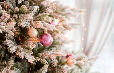 Noel ağacı ve Noel süslemeleri.