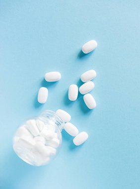 Mavi arka planda beyaz haplar