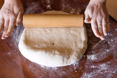 Fırıncı hamuru masaya serer.