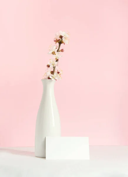 꽃병에 테이블 꽃피는 배경에는 분홍색 원문을 장소가 미니멀리즘적 — 스톡 사진