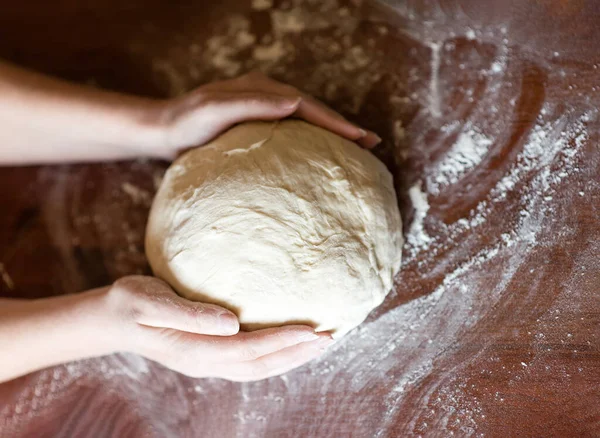 Kvinnliga Händer Tjänar Pengar Tuff Knådningsprocess Deg Baserad Naturlig Surdeg — Stockfoto