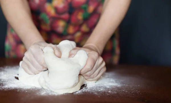 女的手做面团粗糙的揉搓过程 用天然酸面团制成的粗面团 小麦面团发酵 — 图库照片