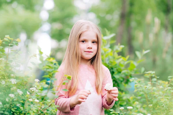 夏の屋外で笑顔かわいい女の子の子供の肖像画 — ストック写真