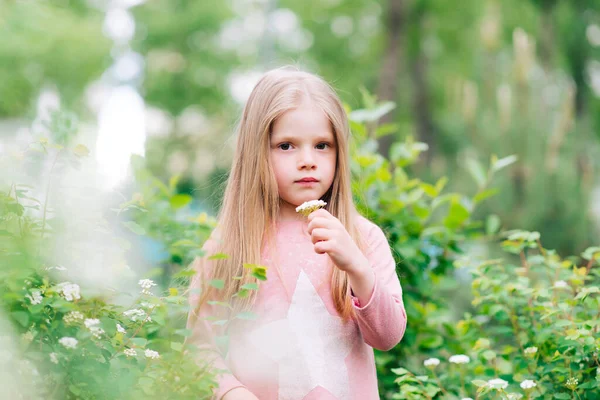 Açık Havada Yaz Günü Gülümseyen Küçük Kız Çocuğunun Portresi — Stok fotoğraf