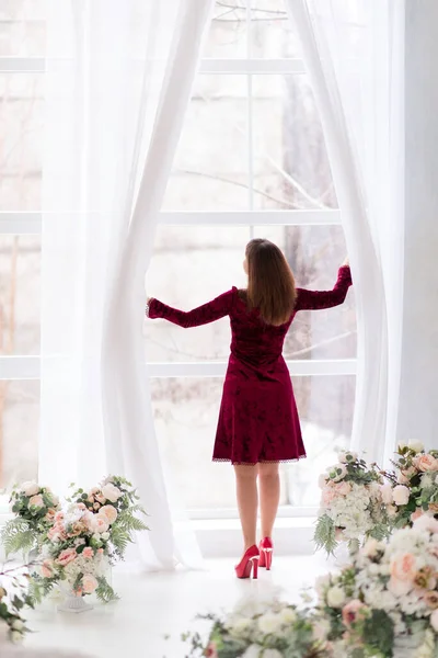 Жінка Сукні Стоїть Біля Вікна Відкриває Штори — стокове фото