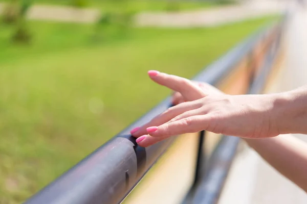 Mano Della Donna Tiene Recinto Metallo Rotondo Nel Parco Sfondo — Foto Stock