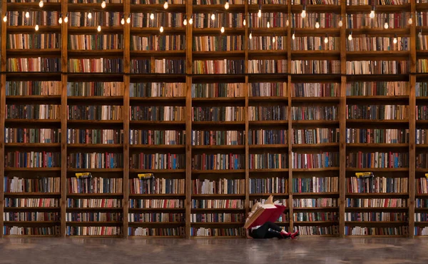 Kütüphanedeki eski kitaplar.