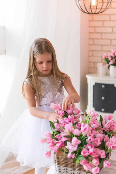 Retrato Uma Menina Bonito Com Flores Vestido Branco Retrato Primavera — Fotografia de Stock