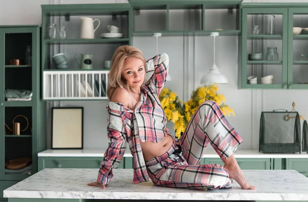 Hermosa Mujer Moderna Cocina Casa Pijamas Cuadros Flores Amarillas Interior — Foto de Stock