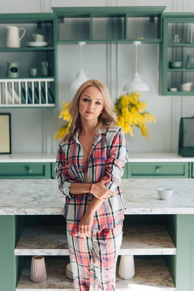 Belle Femme Moderne Dans Cuisine Maison Pyjama Carreaux Fleurs Jaunes — Photo