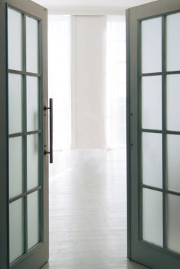 İç mekan. Kapıları açın. Büyük pencereli beyaz oda.