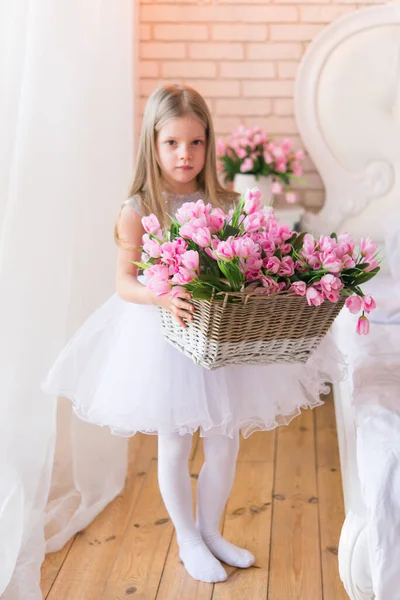 Retrato Uma Menina Bonito Com Flores Vestido Branco Retrato Primavera — Fotografia de Stock