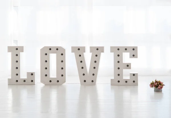 Grote Letters Liefde Versierd Met Gloeilampen Een Licht Wit Interieur — Stockfoto