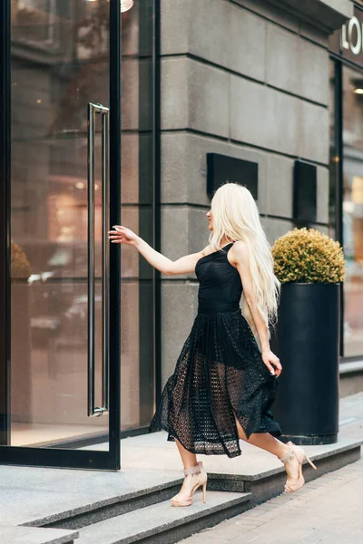 Portret Van Een Mooie Jonge Vrouw Die Naar Winkel Rent — Stockfoto