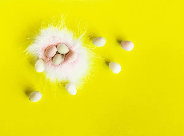 流行の黄色の背景にイースターカラーの卵 最小限の概念 テキスト用のコピースペース付きカード — ストック写真